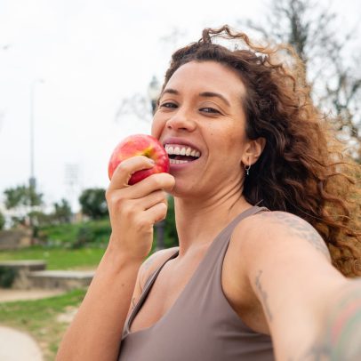 Comer uma maçã oferece fibra