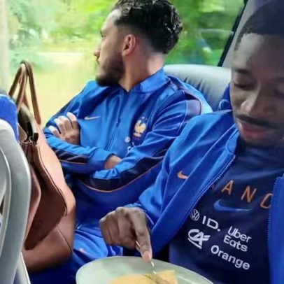 Dembélé come omelete em ônibus na França e é alvo de provocações, vídeo