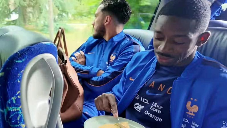Dembélé come omelete em ônibus da França — Foto: Reprodução