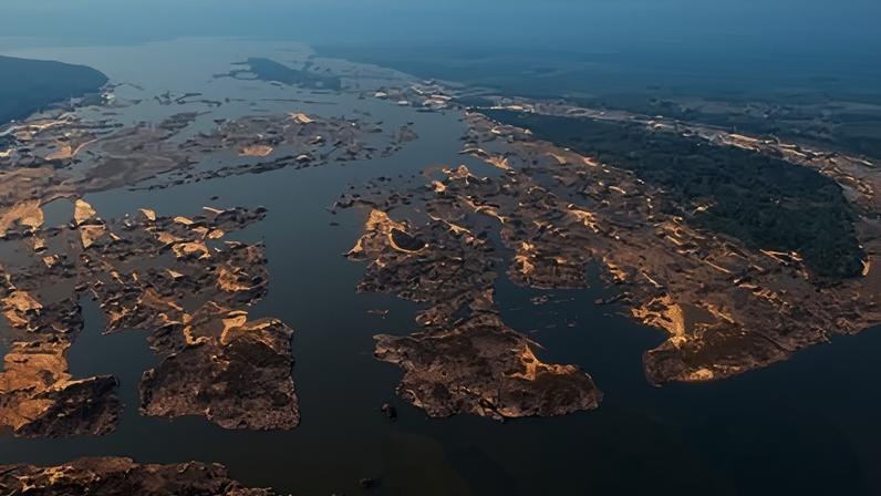 Para que a navegabilidade seja viável em todo o curso da hidrovia, um trecho de 43 km conhecido como Pedral do Lourenço precisa ser desobstruído