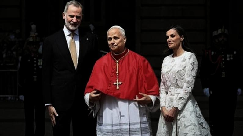 Papa Leão inicia visita à Espanha elogiando o governo