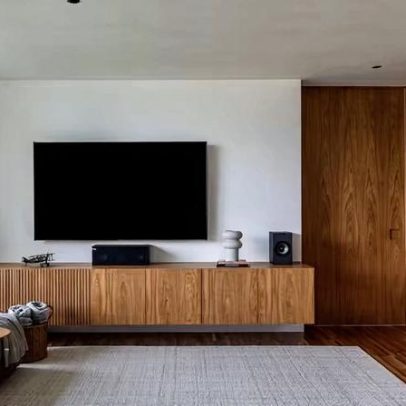 TV na parede ou no rack, qual a melhor opção para a sala