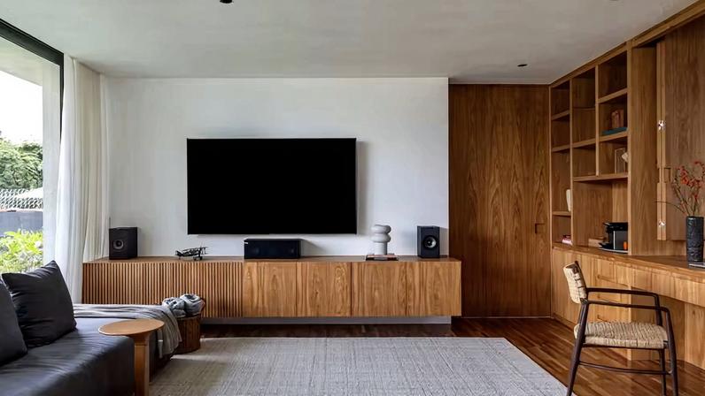 TV na parede ou no rack, qual a melhor opção para a sala