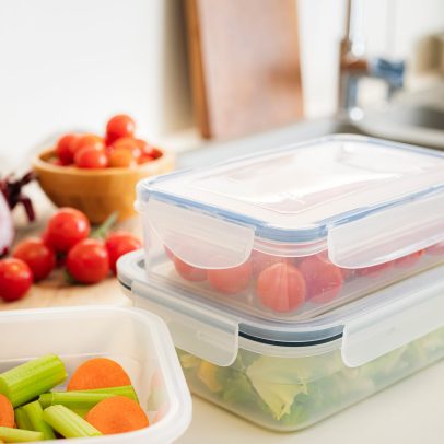 O que acontece ao armazenar comida em recipientes plásticos
