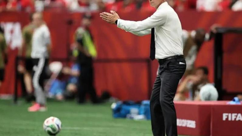 Ismaël Koné sofreu fratura na perna esquerda durante a goleada do Canadá sobre o Catar nesta quinta-feira (18) –