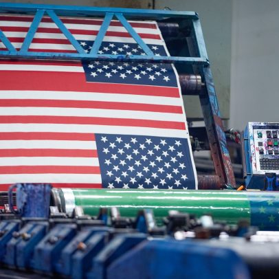 Eles fabricam bandeiras americanas, o significado para quem as faz