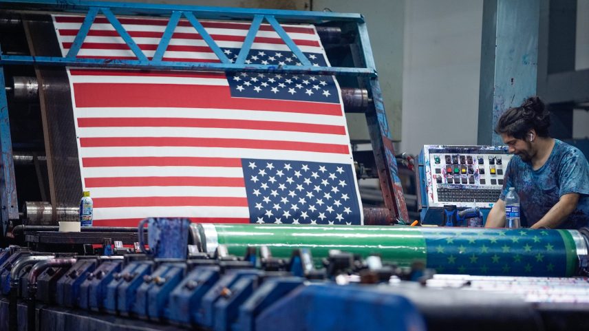 Eles fabricam bandeiras americanas, o significado para quem as faz