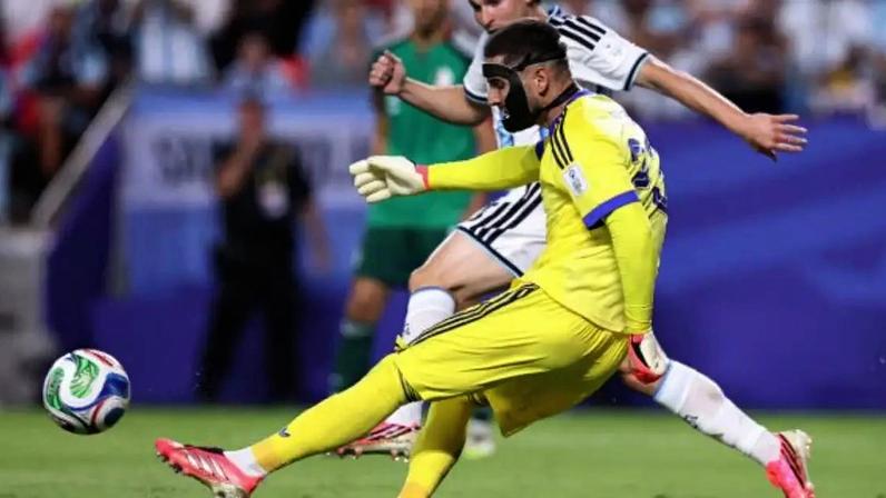 Luca Zidane em ação com a camisa da Argélia diante de Messi –