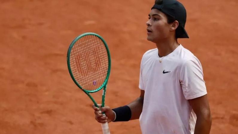Luís Guto Miguel é o primeiro brasileiro a erguer o troféu de campeão juvenil de Roland-Garros.