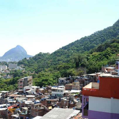 Operação na zona sul do Rio prende 6 e deixa homem baleado em ônibus