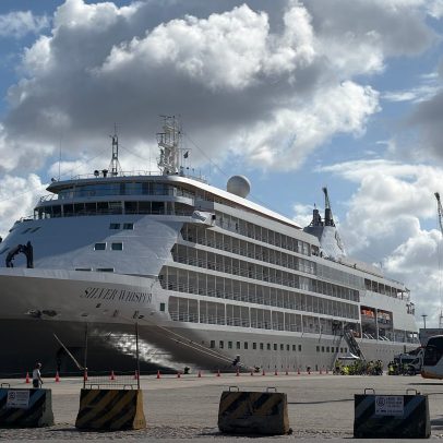 Navio de cruzeiro de luxo resgata homem ferido de veleiro incapaz
