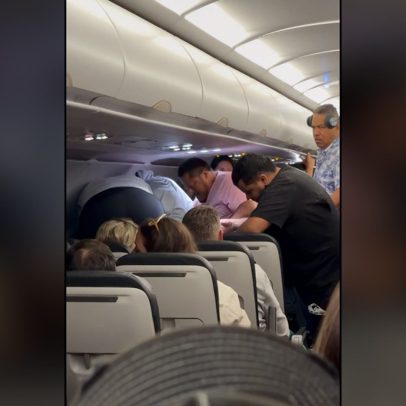 Passageiro desordeiro agride comissário de bordo e força pouso de emergência