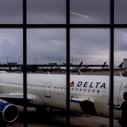 Homem é acusado de esbofetar comissária de bordo da Delta durante voo