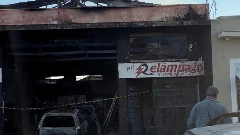 Incêndio destrói oficina mecânica e mecânico busca apoio para recomeçar