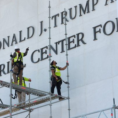 Nome de Trump removido do Kennedy Center em operação de madrugada