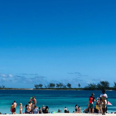 Embaixada dos EUA alerta americanos para evitar praia popular nas Bahamas