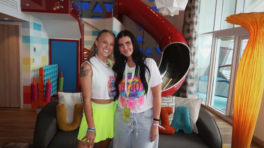 Maddie Maschue takes a photo with JoJo Siwa in her suite aboard Royal Caribbean's Utopia of the Seas.