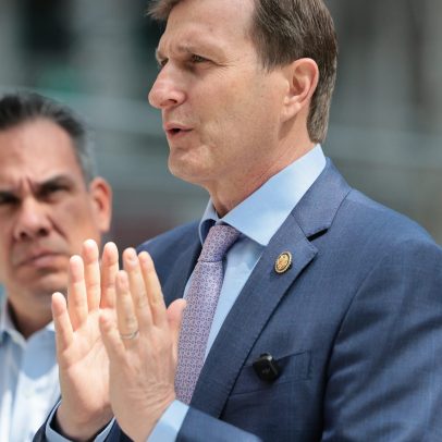 Café em Brooklyn baniu congressista após visita