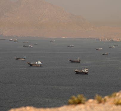 Irã acusa Israel de violações do cessar-fogo e fecha o Estreito de Hormuz