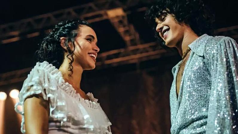 Filipe Bragança interpreta Sidney Magal e Giovana Cordeiro vive Magali em 'Meu Sangue Ferve por Você'.