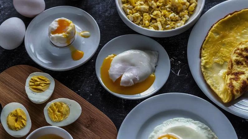 Vídeos com o título “Se você come 2 ovos no café da manhã, você está errada” estão gerando polêmica. Entenda por que a contagem de proteínas é diferente e como montar o prato ideal