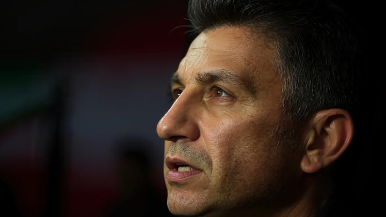 Amir Ghalenoei, técnico do Irã, durante o hino nacional do país em partida contra a Nova Zelândia