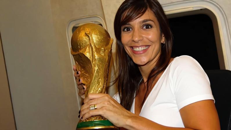 Ivete Sangalo resgata foto rara beijando a taça da Copa do Mundo e agita torcida: 'Pra cima'