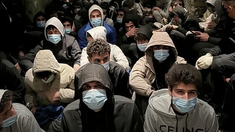 Migrantes ilegais rumo ao Reino Unido são sequestrados na Líbia