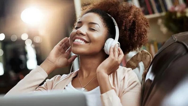 Descubra como apenas 15 minutos da sua música favorita por dia podem reduzir o estresse, aliviar a ansiedade e ativar as áreas do seu cérebro