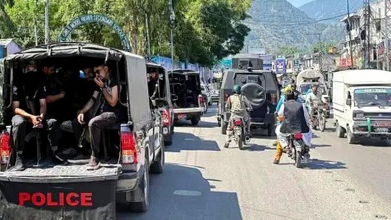 Milhares marcham na Caxemira administrada; confrontos deixam 15 mortos