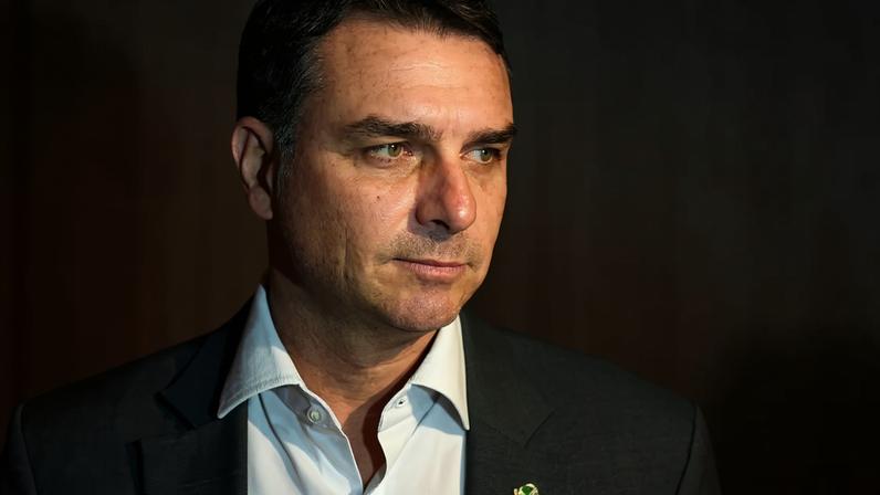 Flávio Bolsonaro, de terno e camisa