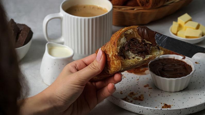 Descubra como consumir chocolate no café da manhã de forma consciente. Médicos ensinam combinações inteligentes de alimentos para logo cedo