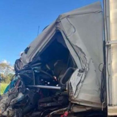 Motorista morre em hospital após colisão entre caminhões na VRS-817