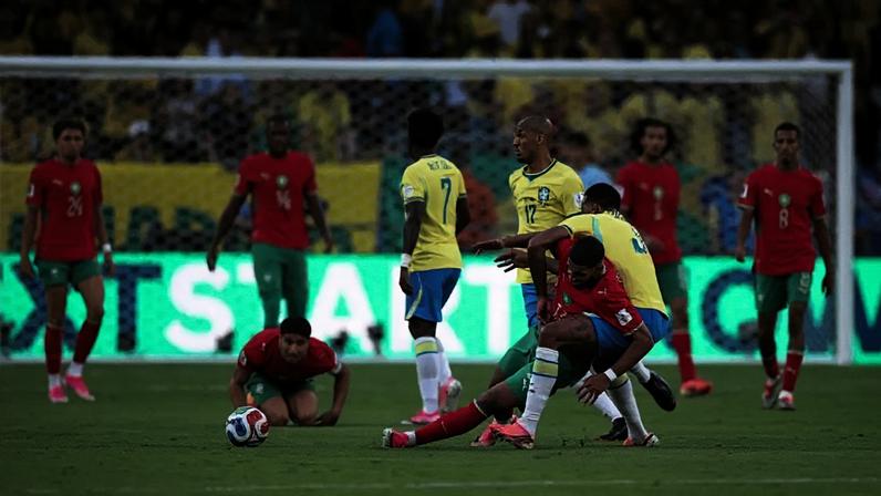 Fabinho em ação durante Brasil x Marrocos