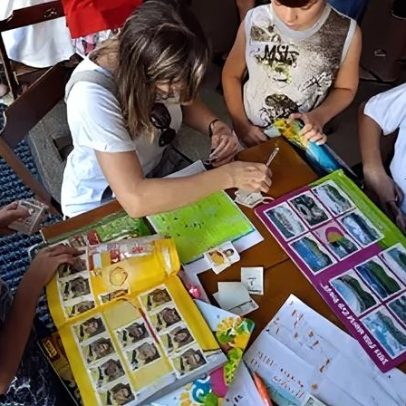 Troca de figurinhas da Copa incentiva vida social de crianças