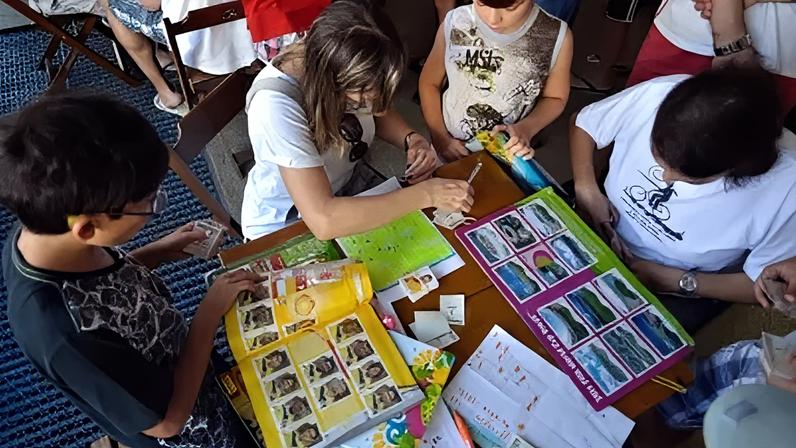 Álbum de figurinhas da Copa do Mundo 2014 reúne jovens e adultos por troca de figurinhas repetidas