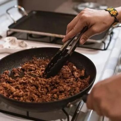 Como evitar que os alimentos grudem na panela com dicas práticas