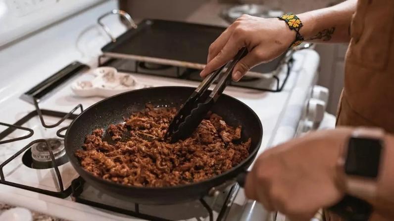 Como evitar que os alimentos grudem na panela com dicas práticas