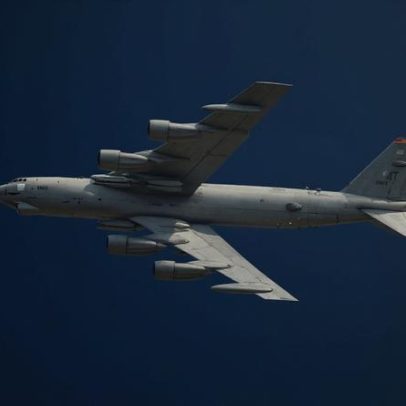 Queda de bombardeiro da USAF na Califórnia deixa 8 mortos