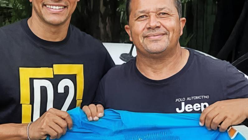Douglas Santos e Kuki durante visita do lateral ao CT do Náutico.