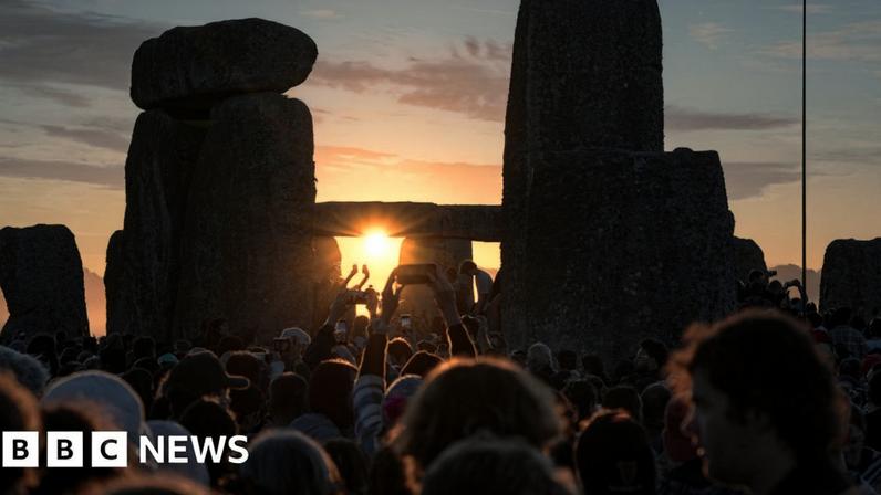 Nascer do sol no solstício é celebrado em todo o Reino Unido
