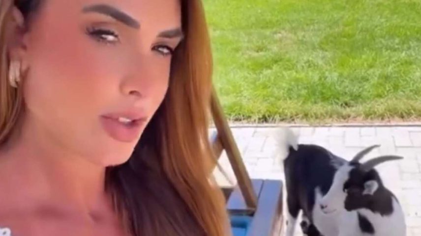 Nicole Bahls com a cabrita batizada como Leo Dias