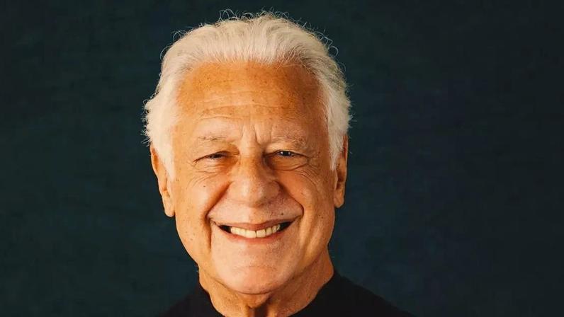 Rafael Hidalgo, personal trainer: 'Se uma pessoa com mais de 70 anos caminhar cerca de 20 a 30 minutos, aproximadamente 5 dias por semana, já obtém benefícios para o sistema cardiovascular, a mobilidade e o bem-estar geral.'.