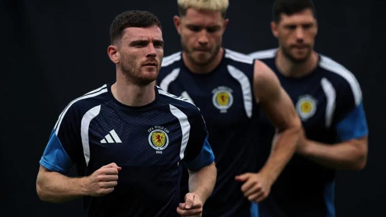 Andy Robertson, à frente, é o capitão do time escocês que vai enfrentar o Brasil nesta quarta-feira, em Miami.