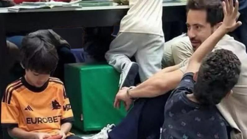 O meia esteve acompanhado da esposa e dos filhos durante a busca pelas figurinhas que faltavam no álbum –