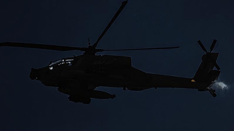 Foto feita no norte de Israel, na fronteira com o sul do Líbano, mostra um helicóptero AH-64 Apache da Força Aérea de Israel em voo em 4 de junho de 2026.