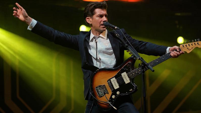 Alex Turner, do Arctic Monkeys, em 2013