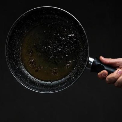 Método caseiro simples e eficaz para limpar panela queimada