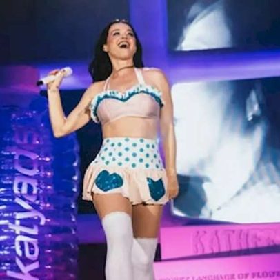Katy Perry estreia turnê e surge em garrafa gigante