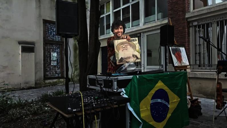 O DJ e livreiro brasileiro Anderson Vital, também conhecido como DJ sabiá, criador do espaço cultural Sabiá Arte & Cultura, que toca em sua primeira Festa da Música em Paris em 2026.